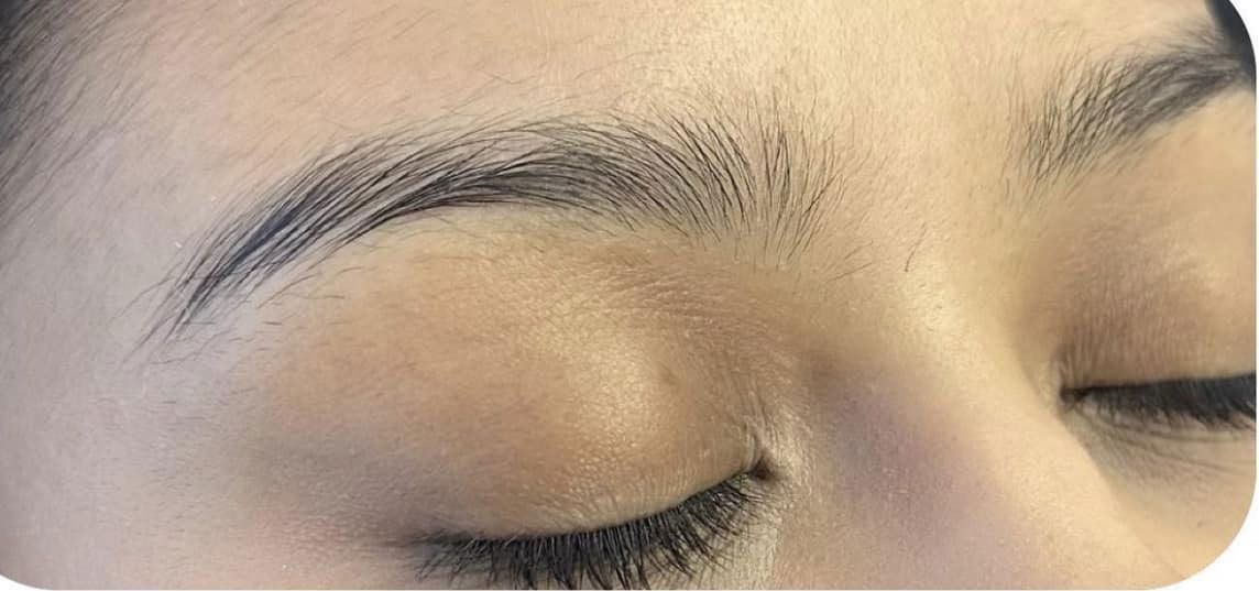 Both eyebrows before threading, unshaped